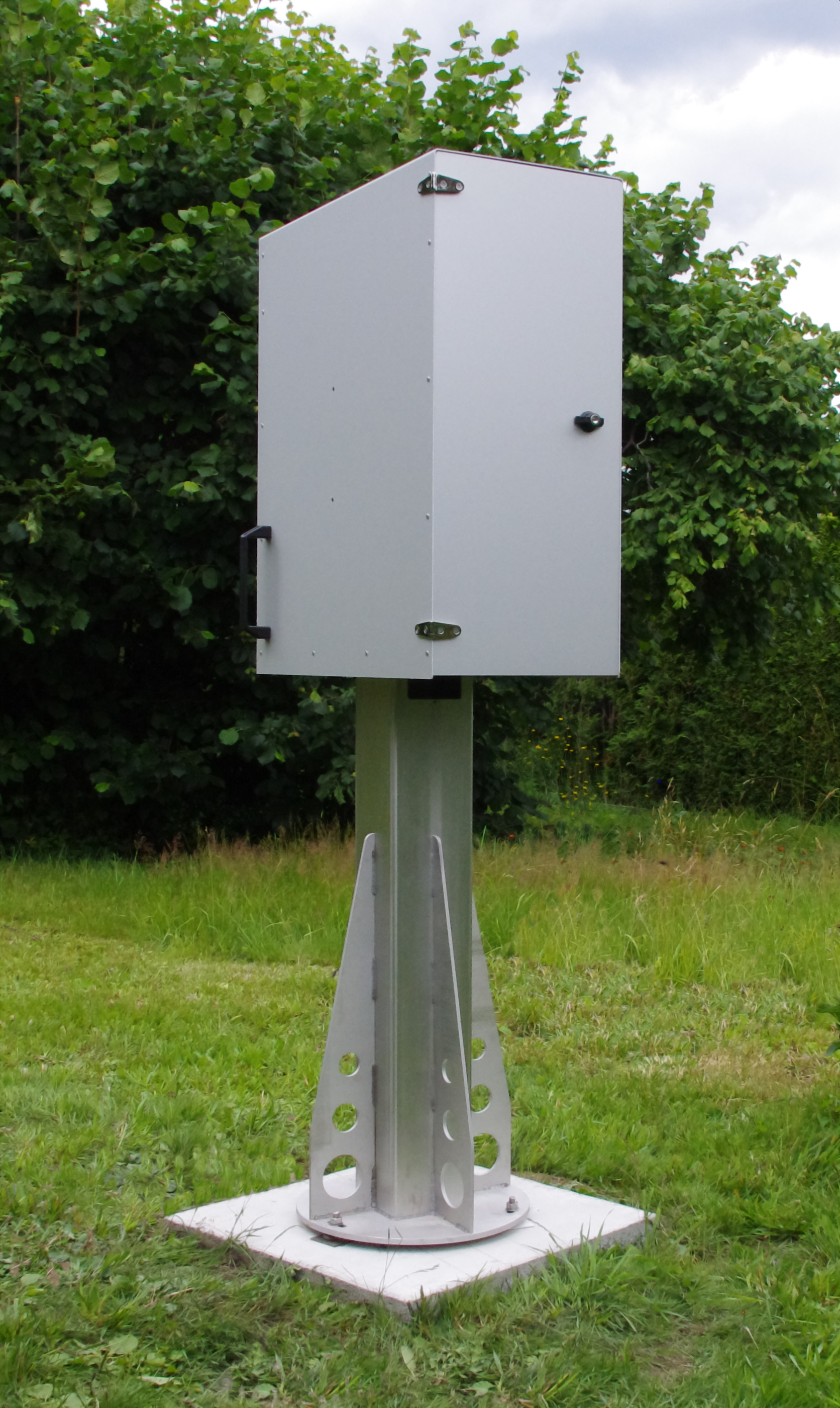 Schutzbau f&uuml;r S&auml;ule und Montierung